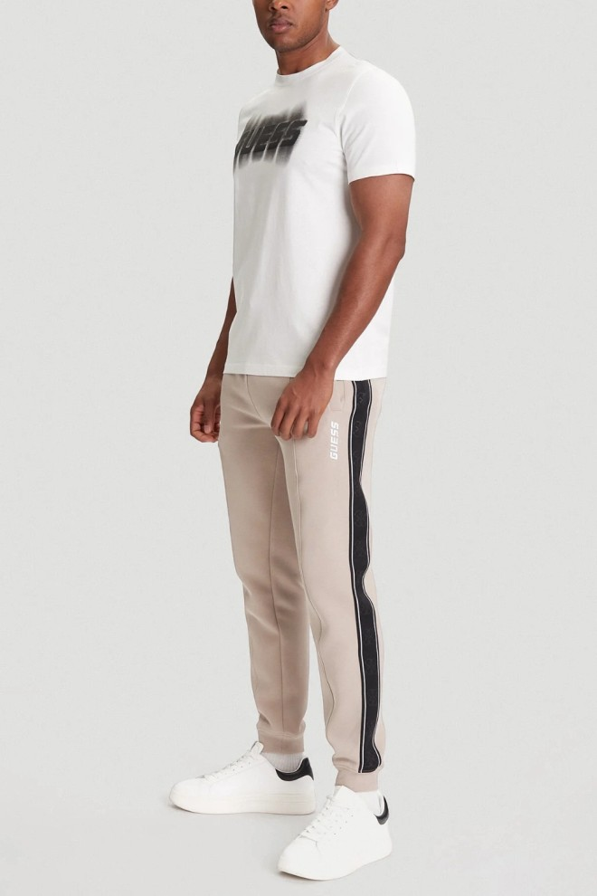 mężczyzna w stroju sportowym